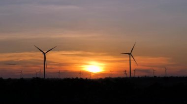 Elektrik enerjisi için rüzgar türbininin manzarası rüzgar enerjisinden yenilenebilir temiz enerji elde etmek için doğa tarımına karşı. 