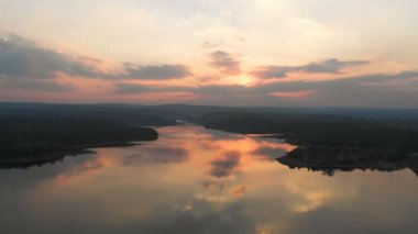 İnsansız hava aracı nehir rezervuarının karanlık ve tahıl işlemeli havadan manzaralı manzarasını çekti.