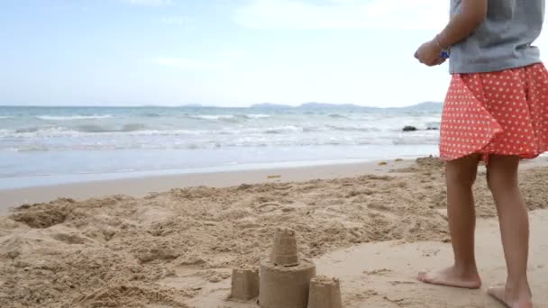 Küçük Asyalı Kız Deniz Sahilinde Mutlulukla Yürüyor — Stok video