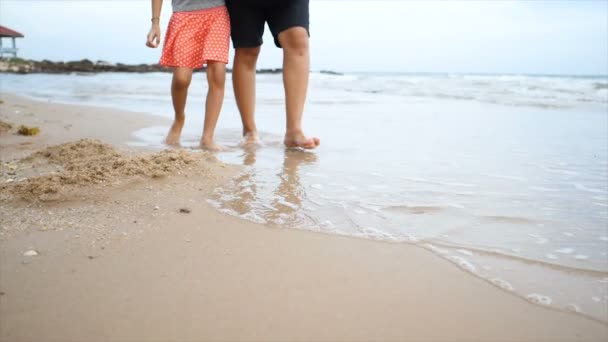 幸せと海のビーチを歩く小さなアジアの女の子 — ストック動画
