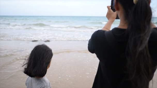 Pequeña Chica Asiática Caminando Playa Mar Con Felicidad — Vídeo de stock