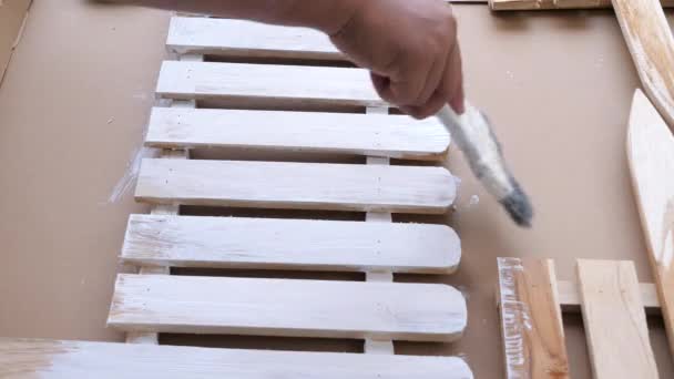 Manos Del Hombre Pintando Color Blanco Valla Madera — Vídeos de Stock