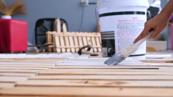 Manos Del Hombre Pintando Color Blanco Valla Madera — Vídeos de Stock