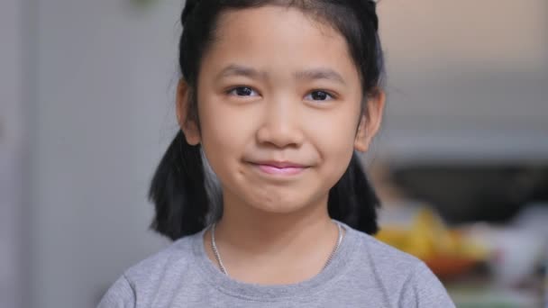 Close Tiro Pequena Menina Asiática Sorrindo Rir Com Felicidade Foco — Vídeo de Stock