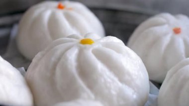 Güveç tenceresinde buharı tüten gamsum, seçici odak derinliği