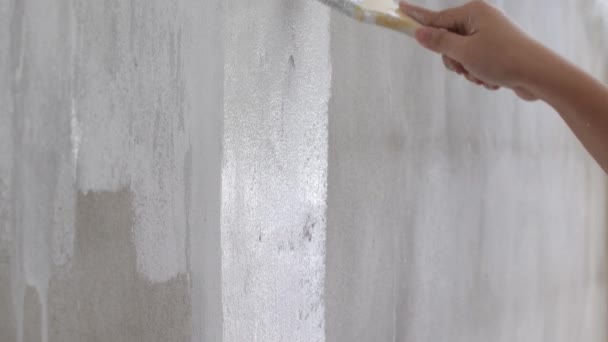 Manos Del Hombre Pintando Color Blanco Pared Enfoque Selectivo Profundidad — Vídeo de stock