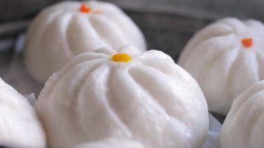 Güveç tenceresinde buharı tüten gamsum, seçici odak derinliği