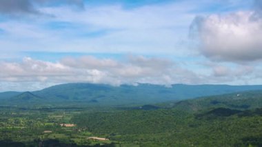 Büyük orman ve dağa karşı hareket eden bulut ve sis, doğa ağacının tropikal manzarası ve gökyüzüne karşı dağ.