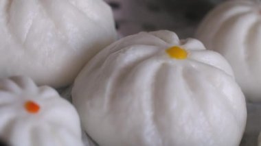 Güveç tenceresinde buharı tüten gamsum, seçici odak derinliği