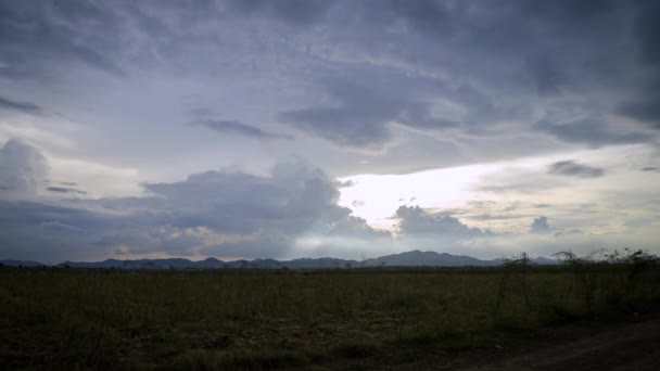 Мальовнича Пейзажна Хмара Рухається Через Сухе Поле Проти Гори Неба — стокове відео