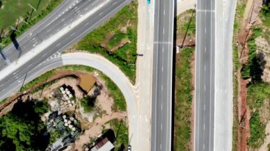 Yüksek açı manzaralı otoyol manzarası, kırsal alan manzarası, seyahat ve ulaşım kavramı için