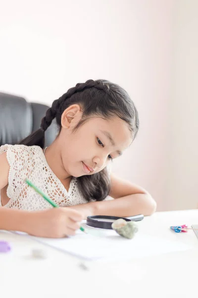 Pequeña Chica Asiática Usando Lápiz Para Escribir Papel Haciendo Tarea — Foto de Stock