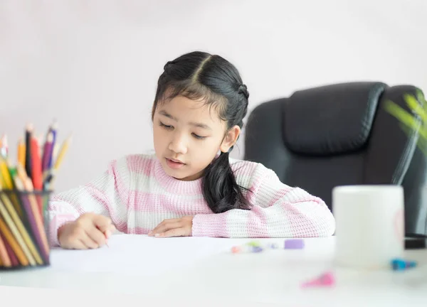 Liten Asiatisk Flicka Gör Läxor För Utbildning Koncept Väljer Fokus — Stockfoto