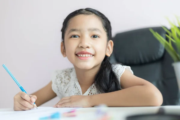 Pequeña Chica Asiática Usando Lápiz Para Escribir Papel Haciendo Tarea —  Fotos de Stock