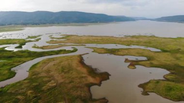 Nehir ve havzanın doğal bir dağa karşı manzaralı manzarası, Drone gürültülü ve tahıl işlenmiş tropikal araziyi vurdu.