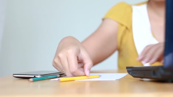 Handen Van Vrouw Typen Laptop Computer Gebruik Potlood Schrijven Papier — Stockvideo