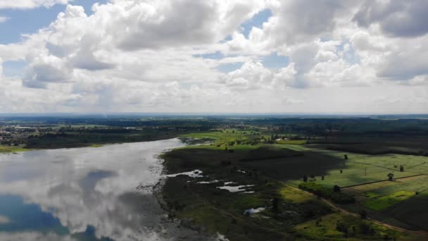 Szenische Landschaft Luftaufnahme Des Feldes Fluss Und Becken Gegen Einen — Stockvideo