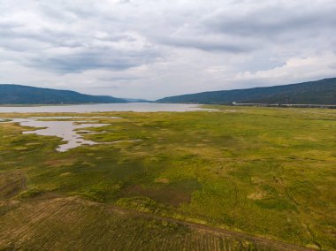 Nehir ve havzanın doğal bir dağa karşı manzaralı manzarası, Drone gürültülü ve tahıl işlenmiş tropikal araziyi vurdu.