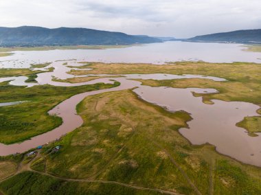 Nehir ve havzanın doğal bir dağa karşı manzaralı manzarası, Drone gürültülü ve tahıl işlenmiş tropikal araziyi vurdu.
