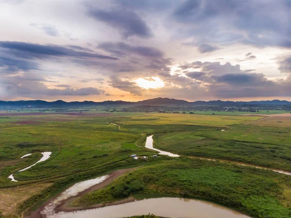 Paisagem Panorâmica Vista Aérea Rio Campo Bacia Contra Uma Montanha — Fotografia de Stock