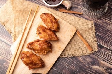 Sıcak ve baharatlı Kore barbeküsü ahşap masa üzerinde kızarmış tavuk yemek ve lezzetli için hazırlanıyor.