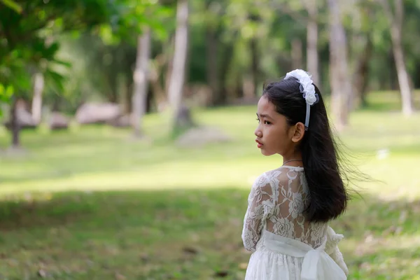 Портрет Маленькой Азиатской Девочки Стоящей Лесу Мягким Тоном Обработки — стоковое фото