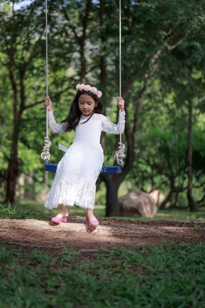 Retrato Niña Asiática Jugando Swing Bajo Gran Árbol Bosque Naturaleza — Foto de Stock