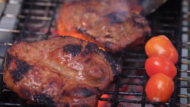 Close Tiro Grelhar Churrasco Carne Porco Bife Nas Grelhas Quentes — Vídeo de Stock