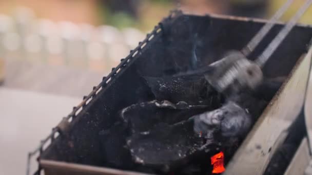 Közeli Felvétel Tüzet Gyújtott Grillsütőben Faszénnel Füsttel Szelektív Fókusz Sekély — Stock videók
