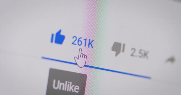 Zamknij Strzał Klikając Jak Przycisk Monitorze Dla Koncepcji Social Media — Wideo stockowe