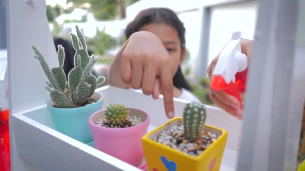 Küçük Asyalı Kız Sulu Bitkileri Mutlulukla Işaret Ediyor Seçici Odaklı — Stok video