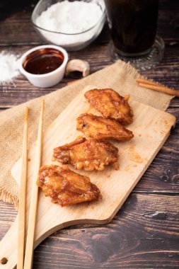 Sıcak ve baharatlı Kore barbeküsü ahşap masa üzerinde kızarmış tavuk yemek ve lezzetli için hazırlanıyor.