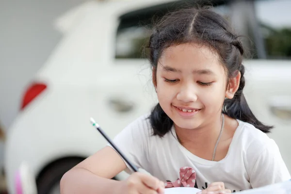 Porträtt Liten Asiatisk Flicka Skriver För Att Lära Hem Social — Stockfoto