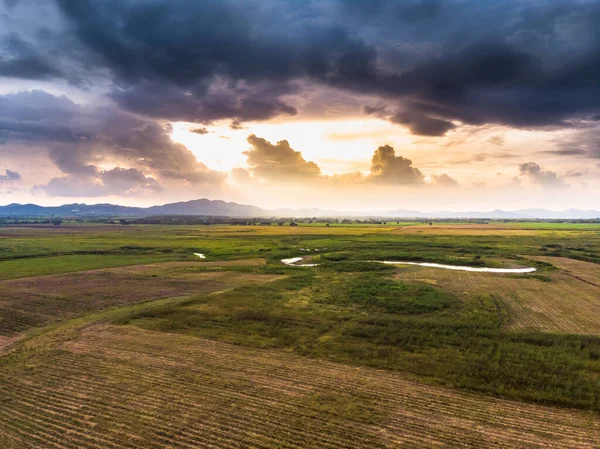 Nehir Havzanın Doğal Bir Dağa Karşı Manzaralı Manzarası Drone Gürültülü — Stok fotoğraf