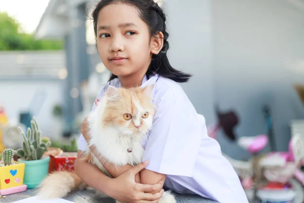 Retrato Uma Menina Asiática Uniforme Estudante Tailandês Está Abraçando Seu — Fotografia de Stock