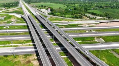 290 ve 304 Nakhon Ratchasima arasındaki hava manzaralı köprü kavşağı.