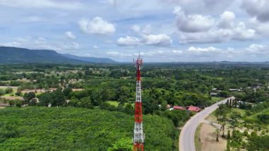 Kırsal Yol ve Çiftlik Alanı 'nın yanındaki Kırmızı ve Beyaz İletişim Kulesi' nin Hava Görüntüsü