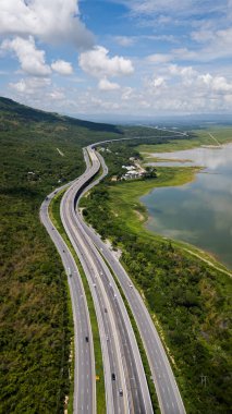 M6 otoyolu Nakhon Ratchasima Eyaleti - Bang Pa-in Lam Ta Khong Nehri ve kırsal arazi trafiğinin Dağ Drone görüntüsü. Korat Tayland Otoyolu