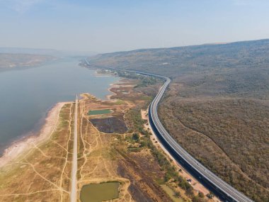 İnsansız hava aracı, M6 otoyolu Nakhon Ratchasima Eyaleti 'ni vurdu. Lam Ta Khong Nehri ve Dağı. Manzaranın insansız hava aracı görüntüsü kırsal bölge trafiği. Nakhon Ratchasima Tayland. Kora Otoyolu