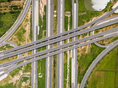 Drone, Tayland 'da yeşil tarlaların üzerinden geçen büyük bir otoyol kavşağını vurdu. Katmanlı yollar ve rampalar kırsal bir yerdeki modern ulaşım altyapısını vurguluyor