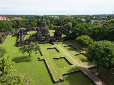 İnsansız hava aracı Phimai Tarih Parkı 'nın havadan görüntüsünü çekti. Khmer İmparatorluğu 'nun antik taş tapınak yapıları. Nakhon Ratchasima, Tayland