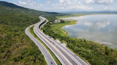 M6 otoyolu Nakhon Ratchasima Eyaleti - Bang Pa-in Lam Ta Khong Nehri ve kırsal arazi trafiğinin Dağ Drone görüntüsü. Korat Tayland Otoyolu
