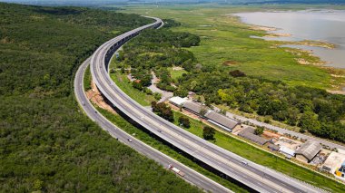M6 otoyolu Nakhon Ratchasima Eyaleti - Bang Pa-in Lam Ta Khong Nehri ve kırsal arazi trafiğinin Dağ Drone görüntüsü. Korat Tayland Otoyolu