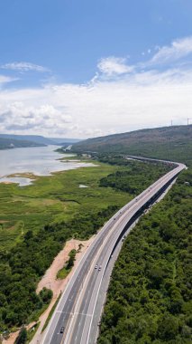 M6 otoyolu Nakhon Ratchasima Eyaleti - Bang Pa-in Lam Ta Khong Nehri ve kırsal arazi trafiğinin Dağ Drone görüntüsü. Korat Tayland Otoyolu