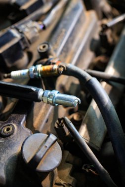 Benzin motorları için bujiler yeni ve verimlidir, motorda tam yanmayla sonuçlanır, kurum ve kir yoktur, bujiler motorun ömrünü uzatabilir ve devam ettirebilir.