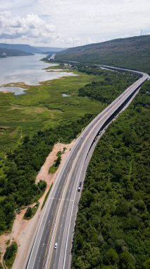 M6 otoyolu Nakhon Ratchasima Eyaleti - Bang Pa-in Lam Ta Khong Nehri ve kırsal arazi trafiğinin Dağ Drone görüntüsü. Korat Tayland Otoyolu