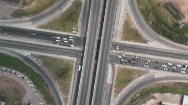 İnsansız hava aracı, köprüdeki trafiğin kırsal kesişme noktasındaki manzarasını görüntülüyor.