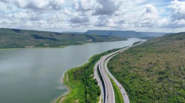 M6 otoyolu Nakhon Ratchasima Eyaleti - Bang Pa-in Lam Ta Khong Nehri ve kırsal arazi trafiğinin Dağ Drone görüntüsü. Korat Tayland Otoyolu