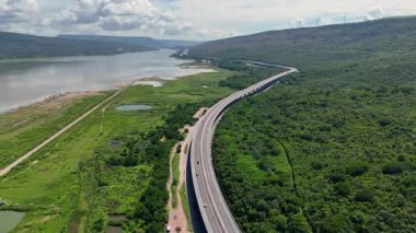 M6 otoyolu Nakhon Ratchasima Eyaleti - Bang Pa-in Lam Ta Khong Nehri ve kırsal arazi trafiğinin Dağ Drone görüntüsü. Korat Tayland Otoyolu