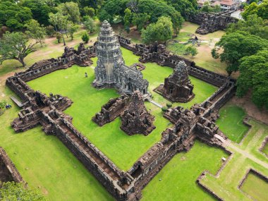 İnsansız hava aracı Phimai Tarih Parkı 'nın havadan görüntüsünü çekti. Khmer İmparatorluğu 'nun antik taş tapınak yapıları. Nakhon Ratchasima, Tayland